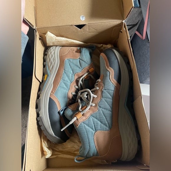 hiking shoes. Never been worn, still in box. had for 3 weeks. - Picture 3 of 3